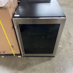 Electrolux  EI24BC15VS 24 Inch Undercounter Beverage Center