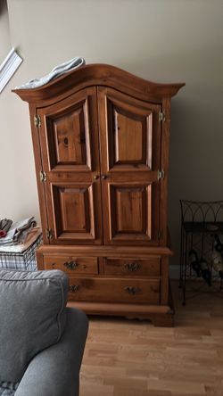 Bundle beautiful Armorie Dining Room Table with two leafs and 8 Matching chairs oak , oak and oak vereen