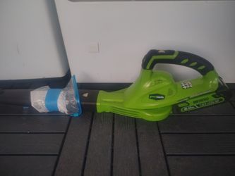 Green works blower
