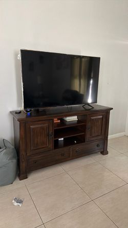 Tv Hisense 58 ‘ and Tv stand