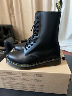 Doc Martens women’s 7 - 1460 smooth leather lace up boots
