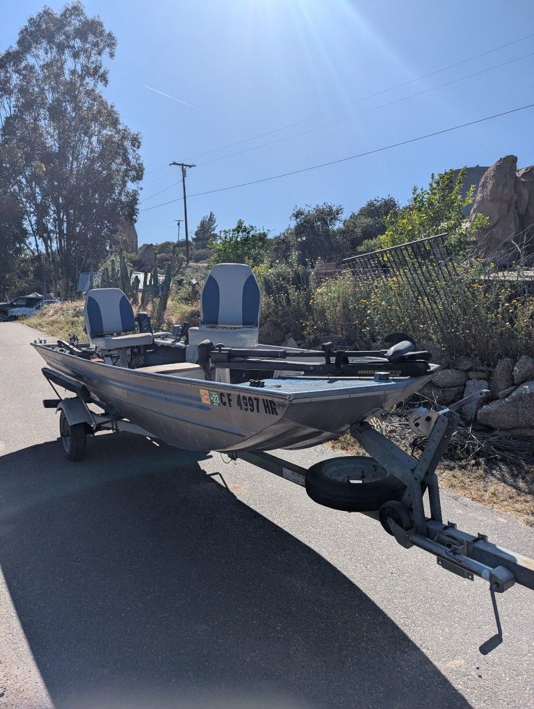 15' Lowe bass boat