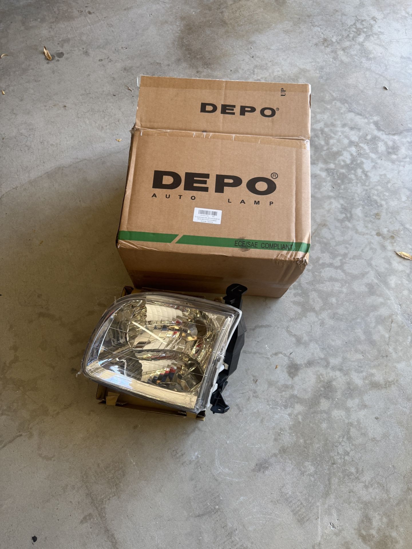 Right Headlight Housing For 2002 Toyota Sequoia