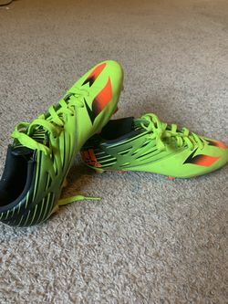 Soccer shoes