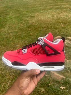 Jordan 4 toro bravo  {size ⬇️}