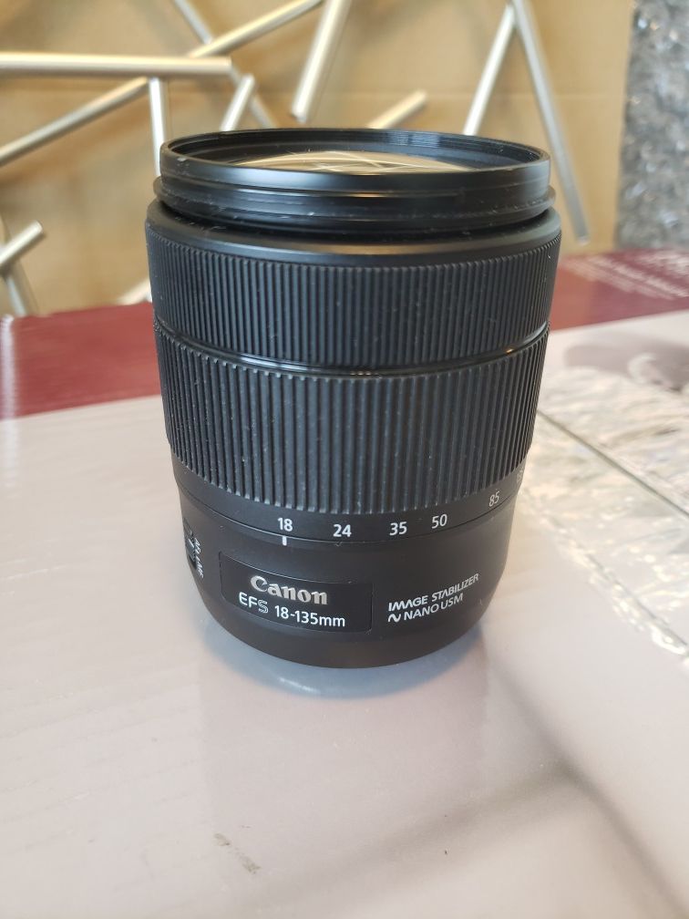 Pre-owned Canon Zoom Lens EF-S 18-135mm 1:3.5 - 5.6 IS USM