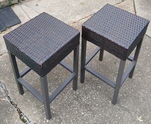 2 wicker bar stools