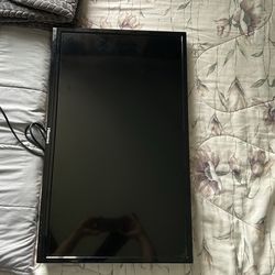 33 inch Hisense Flat Screen TV with Adjustable Wall Mount and Roku