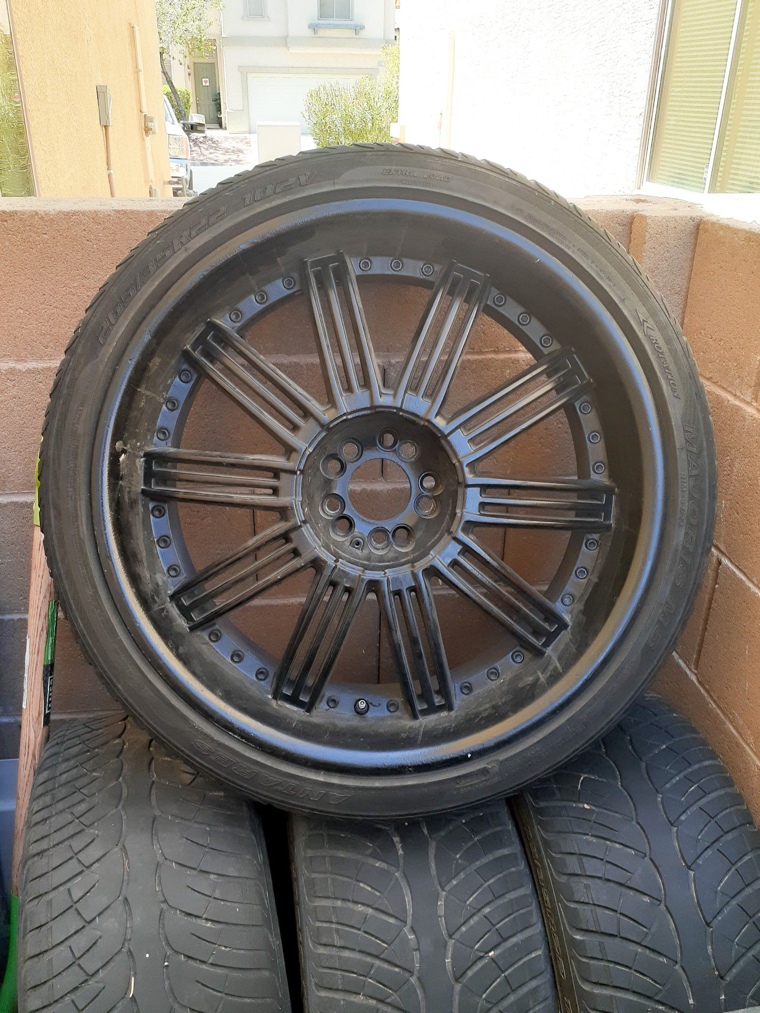 $300 BLACK 22'S // 4 RIMS WITH TIRE