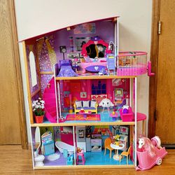 KidKraft Barbie House - Includes Handmade Bedding, Couch Pillows, Towel Basket, Side Tables & Light Up Vanity 
