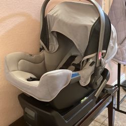 Nuna Pipa Infant Car Seat With Base. 