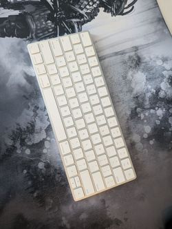 Apple keyboard (lightning port)