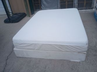 Queen tempurpedic memory foam mattress and box spring