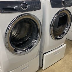 Electrolux Washer And Gas Dryer Set. 