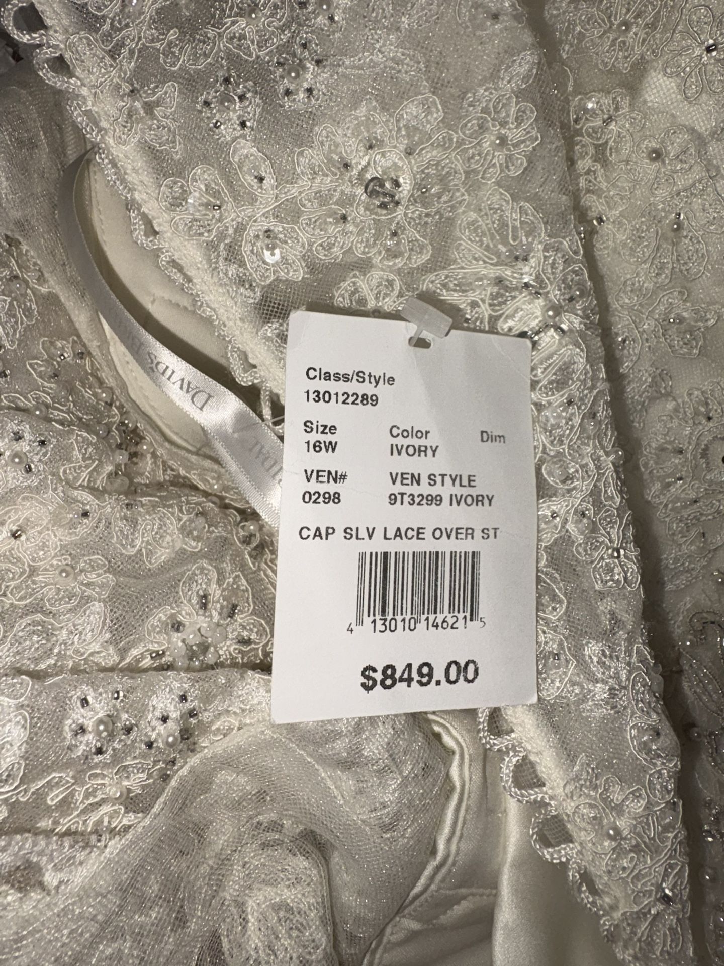 BRAND NEW WEDDING DRESS - David’s Bridal