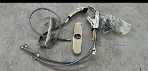 DELTA Kitchen Faucet with Hand Spray! Like new condition!