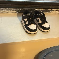 baby nikes size 4c white an black 