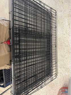 Folding metal guard crate with plastic floor