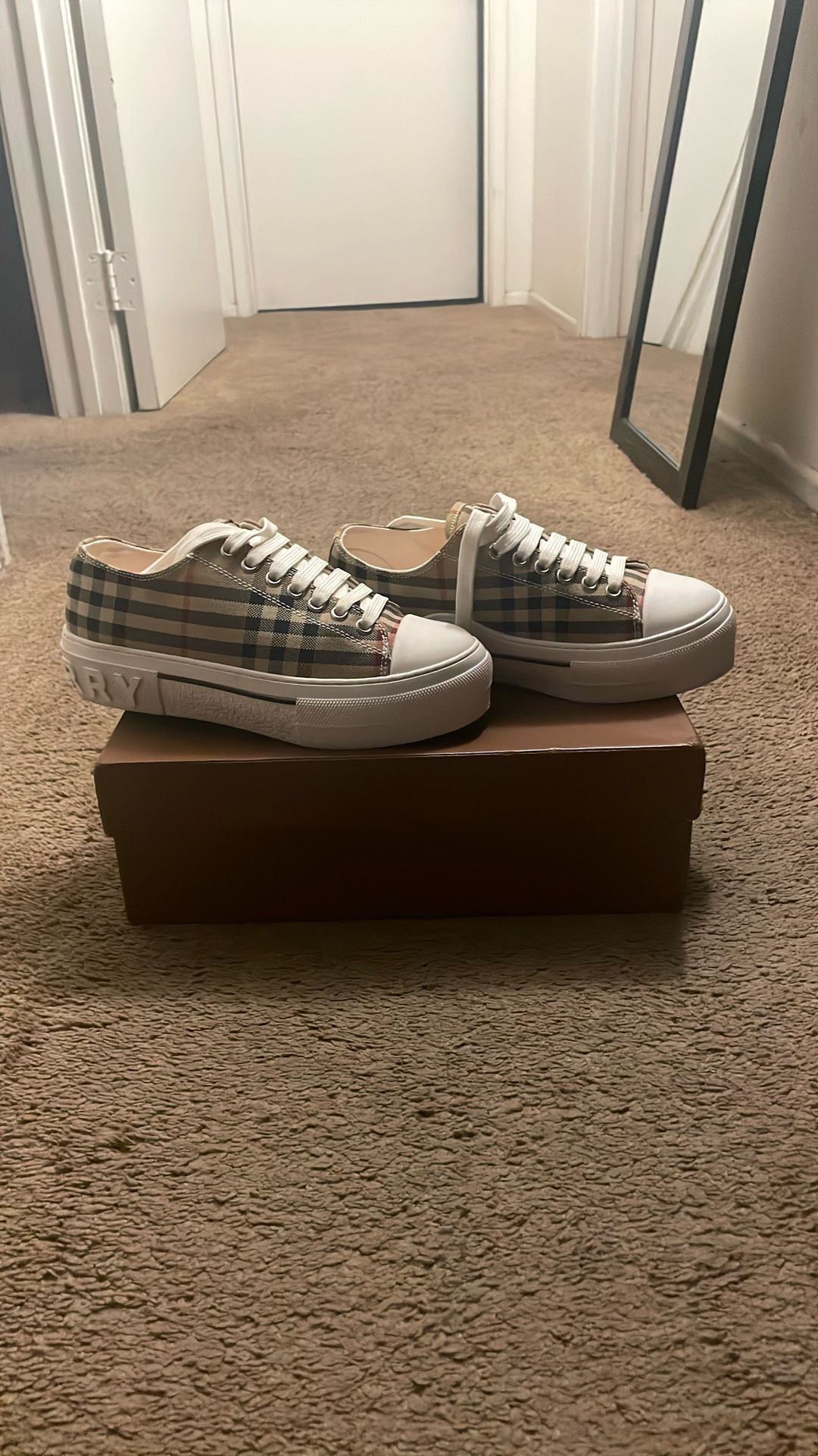 burberry shoes size 6,5-7 new