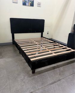 New queen bed with mattress