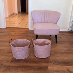 Light purple Sofa and baskets - Sofa morado claro y canastas 