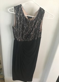 Vestido negro con encaje en la parte de la blusa. Forro color beige, talla 8