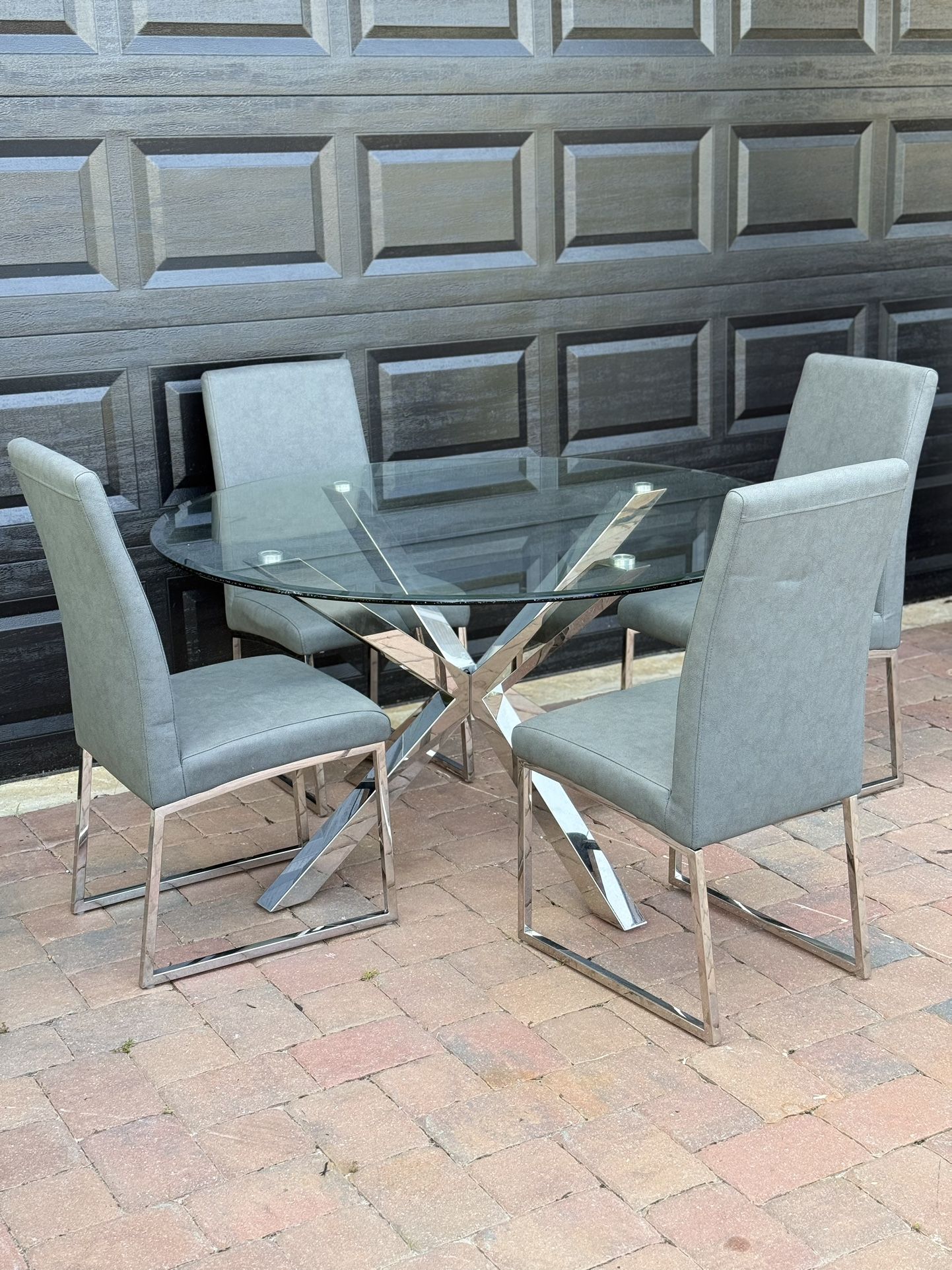 Round Glass Top Metal Base Dining Table