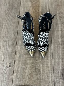 Modern pumps size 6