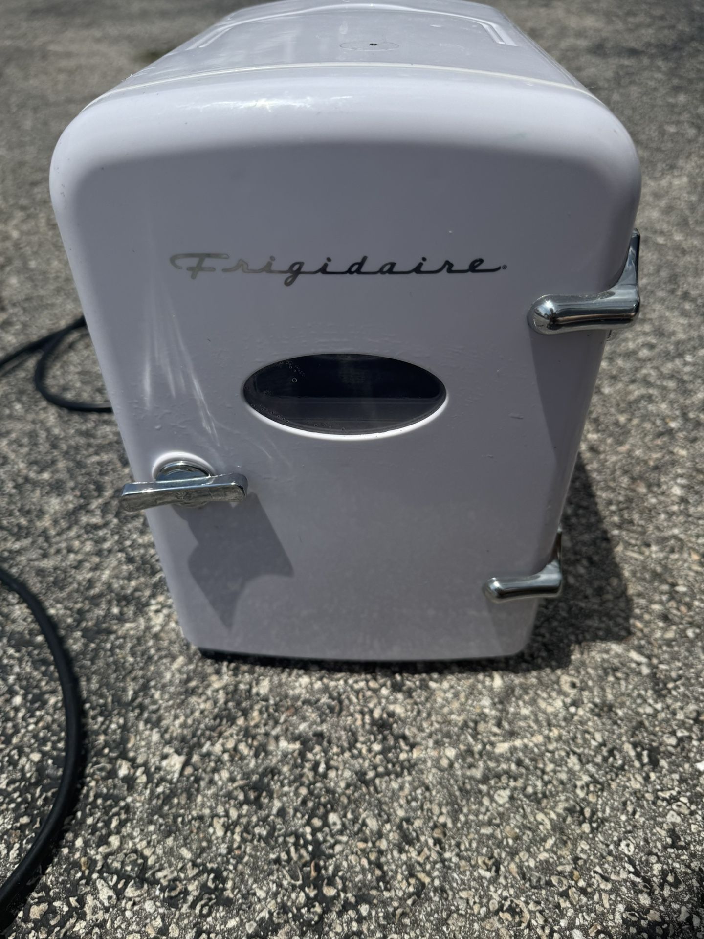 Frigidaire Retro Mini Personal Fridge Cooler/skincarefridge