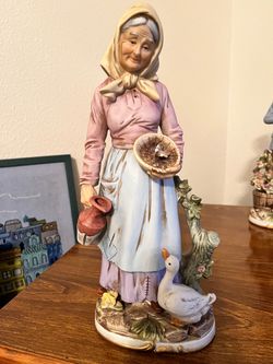 Lady and man Statue