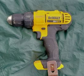 Dewalt 20v max drill, 2ah battery, charger and drill bits.