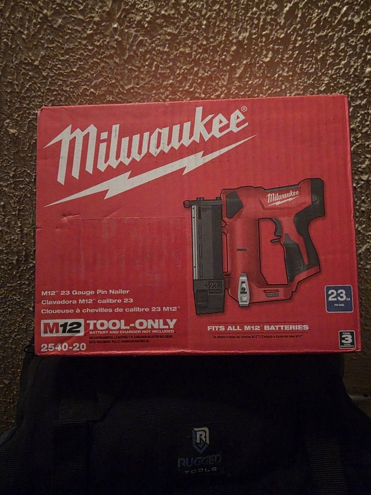 Milwaukee M12 PIN NAILER 