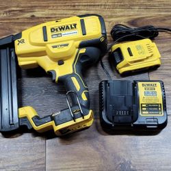 DEWALT DCN681D1 20V XR  Cordless 18GA Narrow Stapler KIT