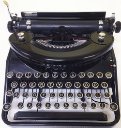 Vintage Underwood Noiseless Portable Typewriter 