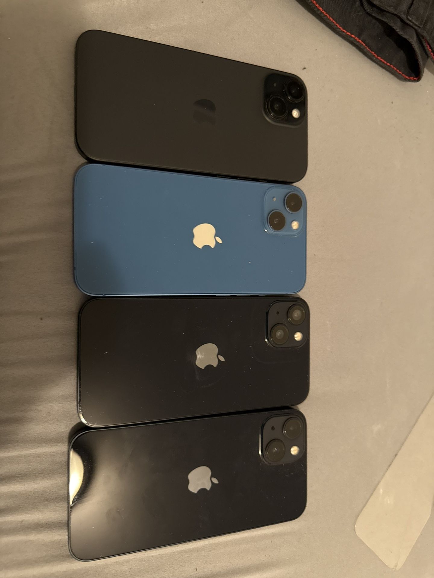 3x iPhone 13 128GB 1x iPhone 15 128