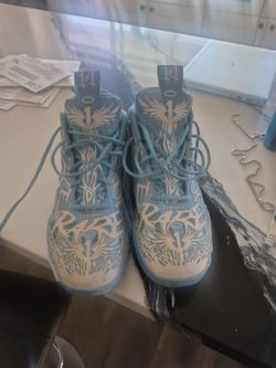 Men's size 10 basketball shoes