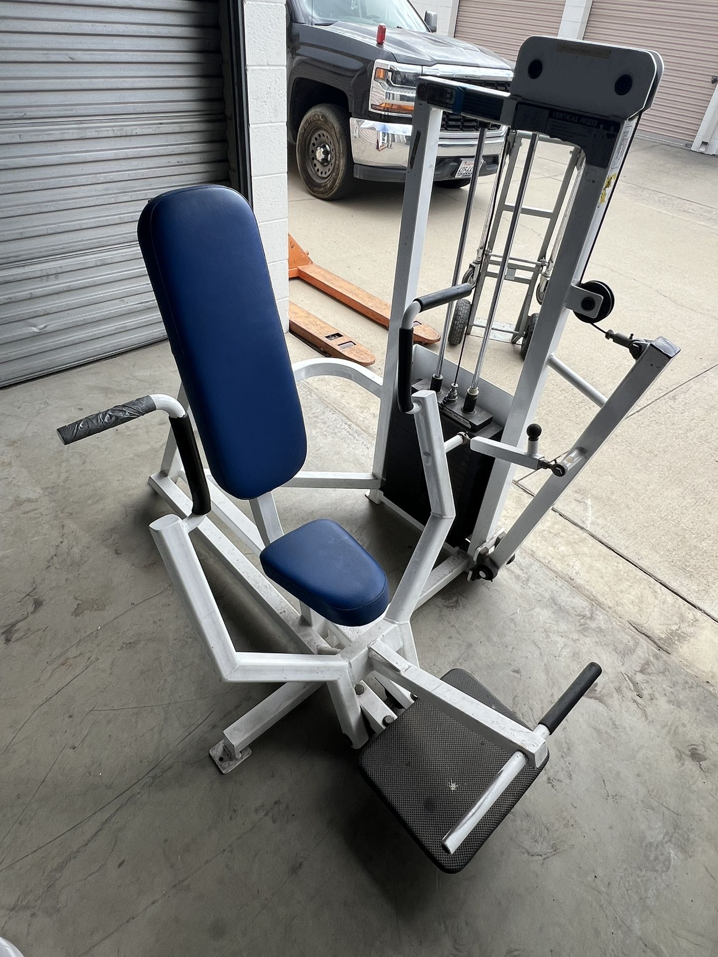 Vertical chest press Life fitness machine