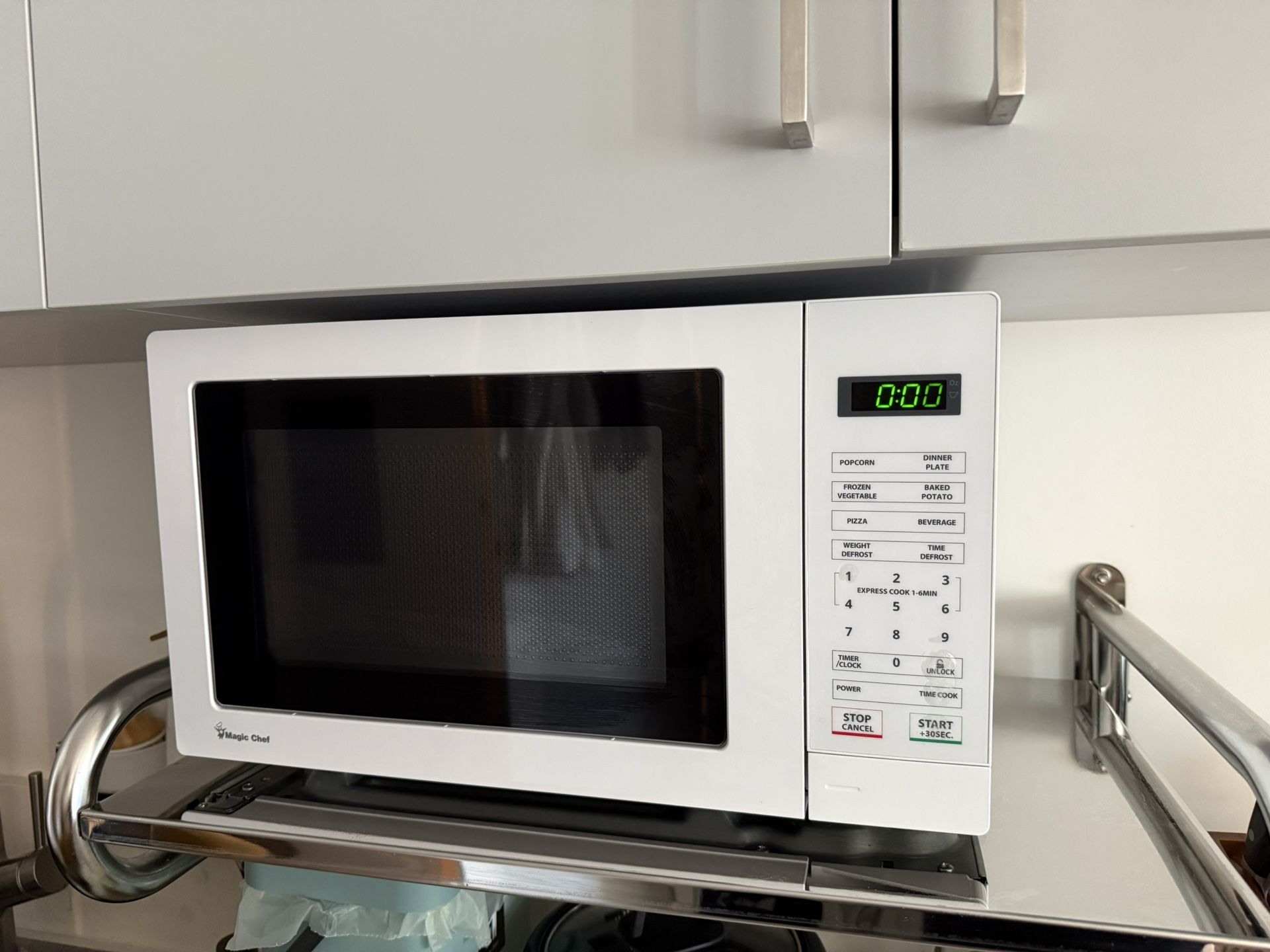 Magic Chef Countertop Microwave in White