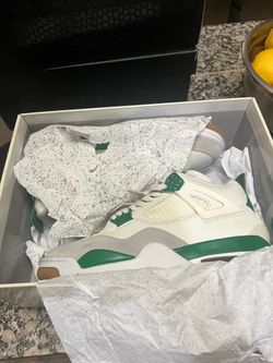Jordan 4 SB Pine green size 9