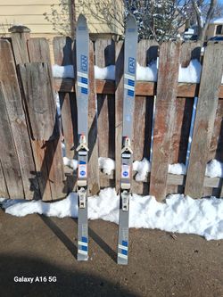 ELAN SNOW SKIS 