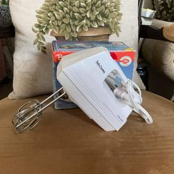 Betty Crocker 6-speed Hand Mixer BC-1204