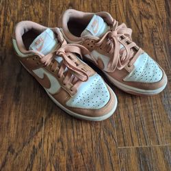Women's Shoe Size 5.5 NIKE Dunk Low