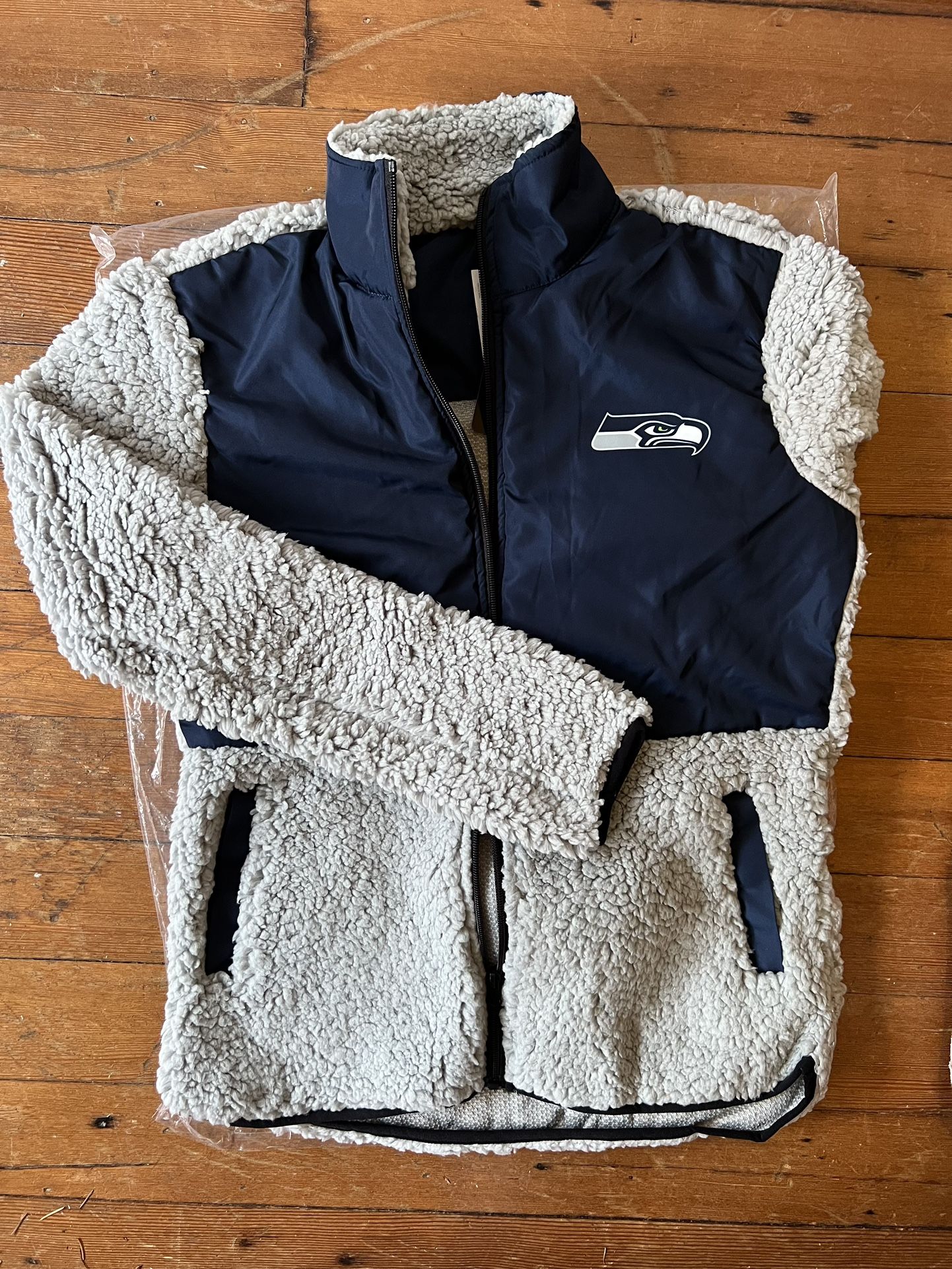 (NEW) Women’s Seahawks Zip-up fleece Jacket, Small