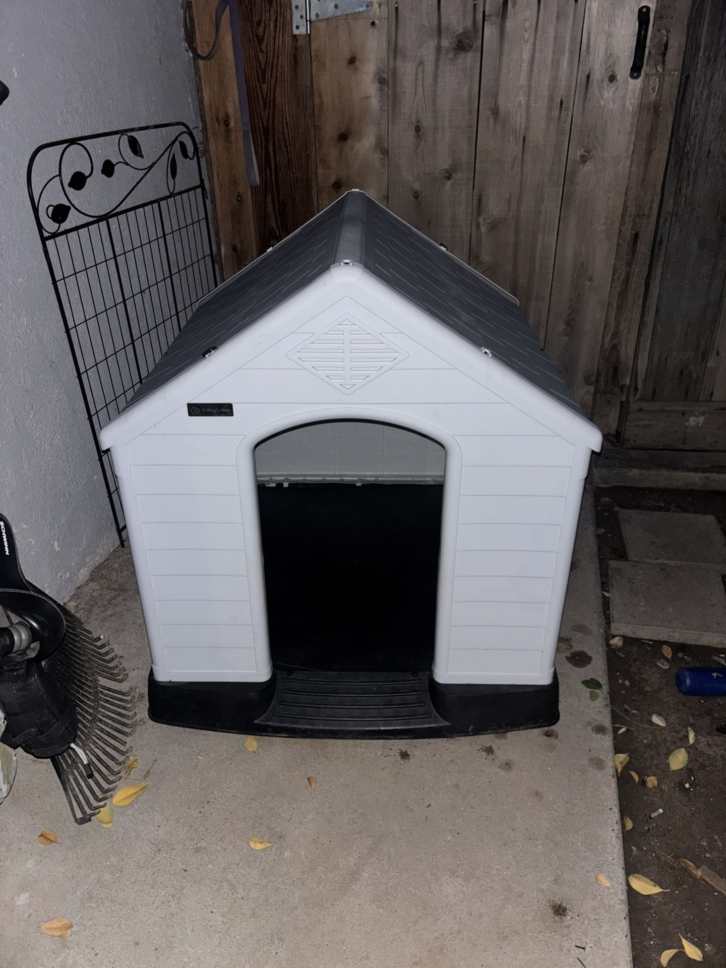 XL Dog House 