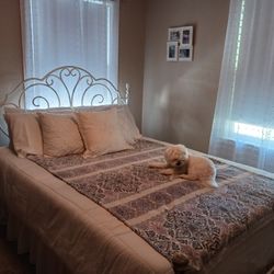 Beautiful  "Shabby Sheek" Bedroom Set! 