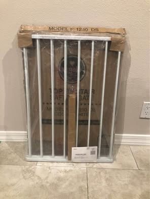 Baby Gate / Pet Gate - Fits Openings 24”-40.5”