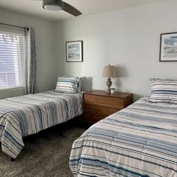 4 Twin Beds With Frames And Linens