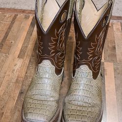 Youth Boots Size 2 fits 10 year old