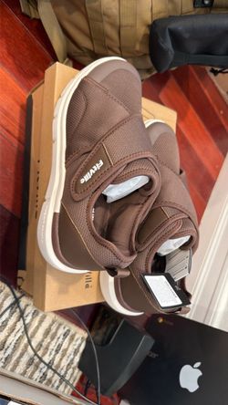 Brand new unused men’s shoe 10.5”