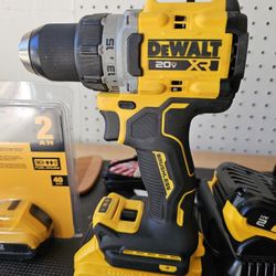 20v Max XR Dewalt Drill  With 3 Bateries and Charger .
